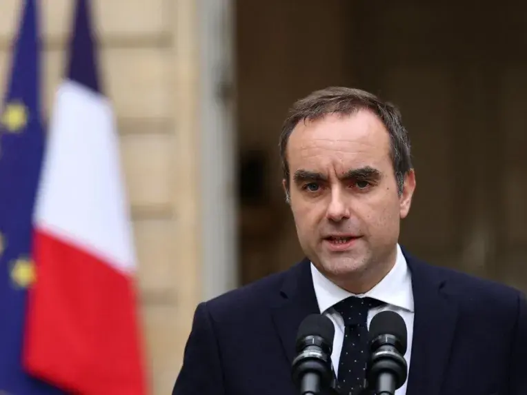 Un chaos gouvernemental pour la France : Entre démission, dissolution et destitution